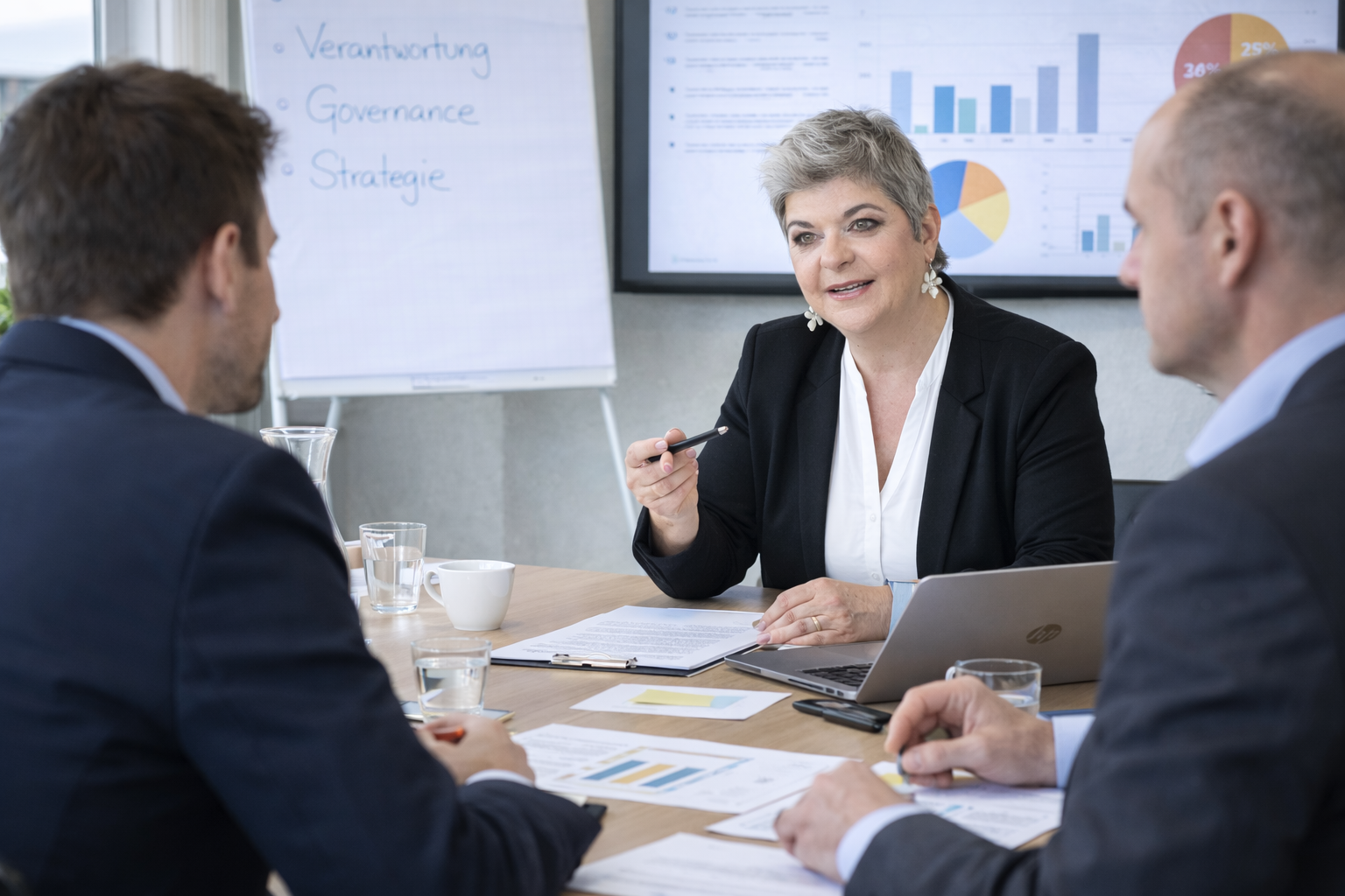 Karin Schürmann im Austausch mit Verwaltungsräten während eines Strategiegesprächs zu Führung, Verantwortung und Governance.
